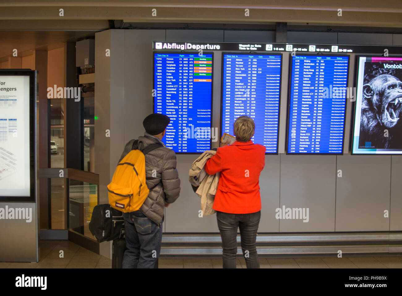 Munich, Allemagne - le 8 juillet 2018 - Les passagers qui attendent à l'aéroport en face de l'arrivée départ chambre à Munich Banque D'Images