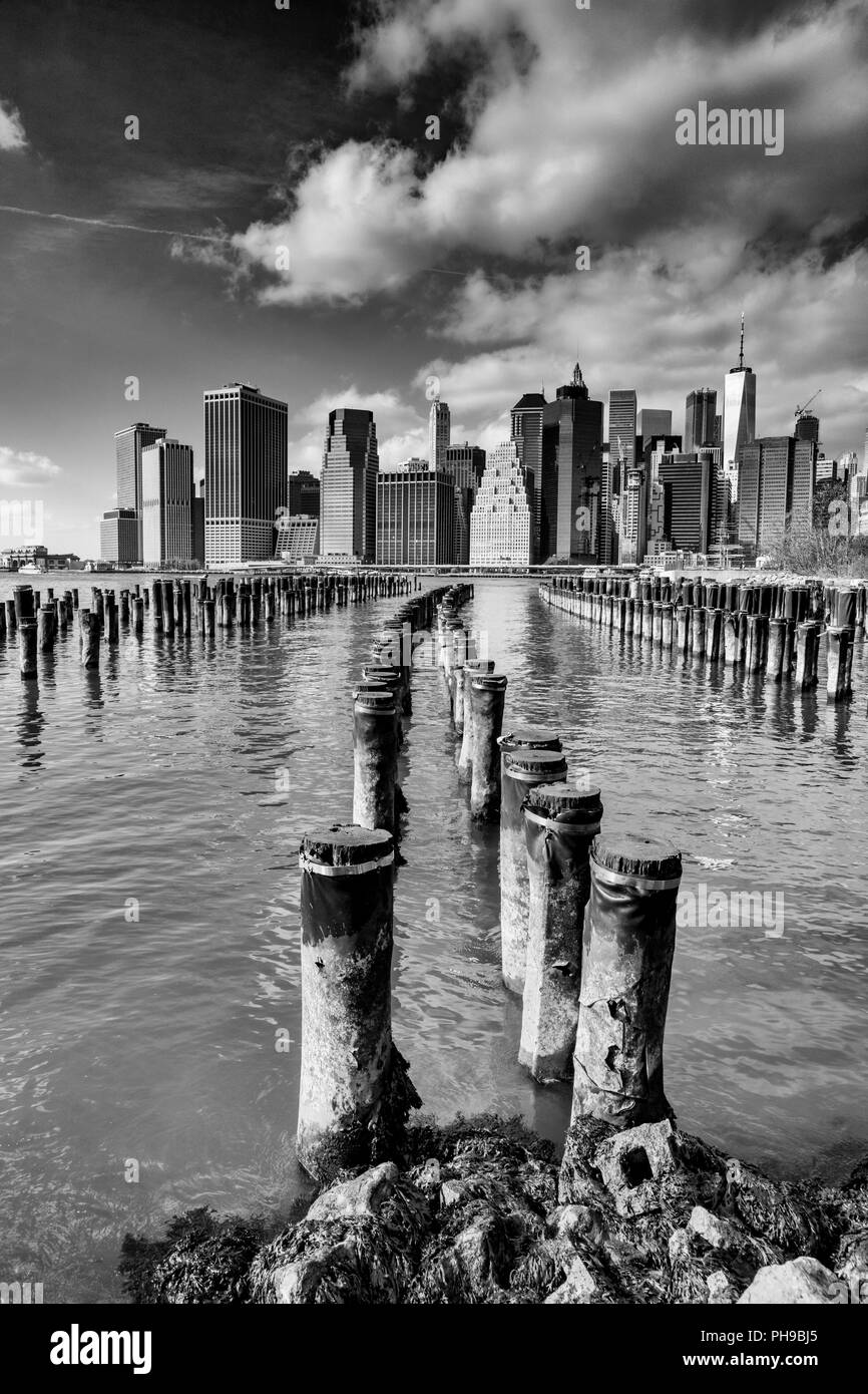 Le centre-ville de Manhattan skyline, New York City, une vue de Brooklyn Banque D'Images