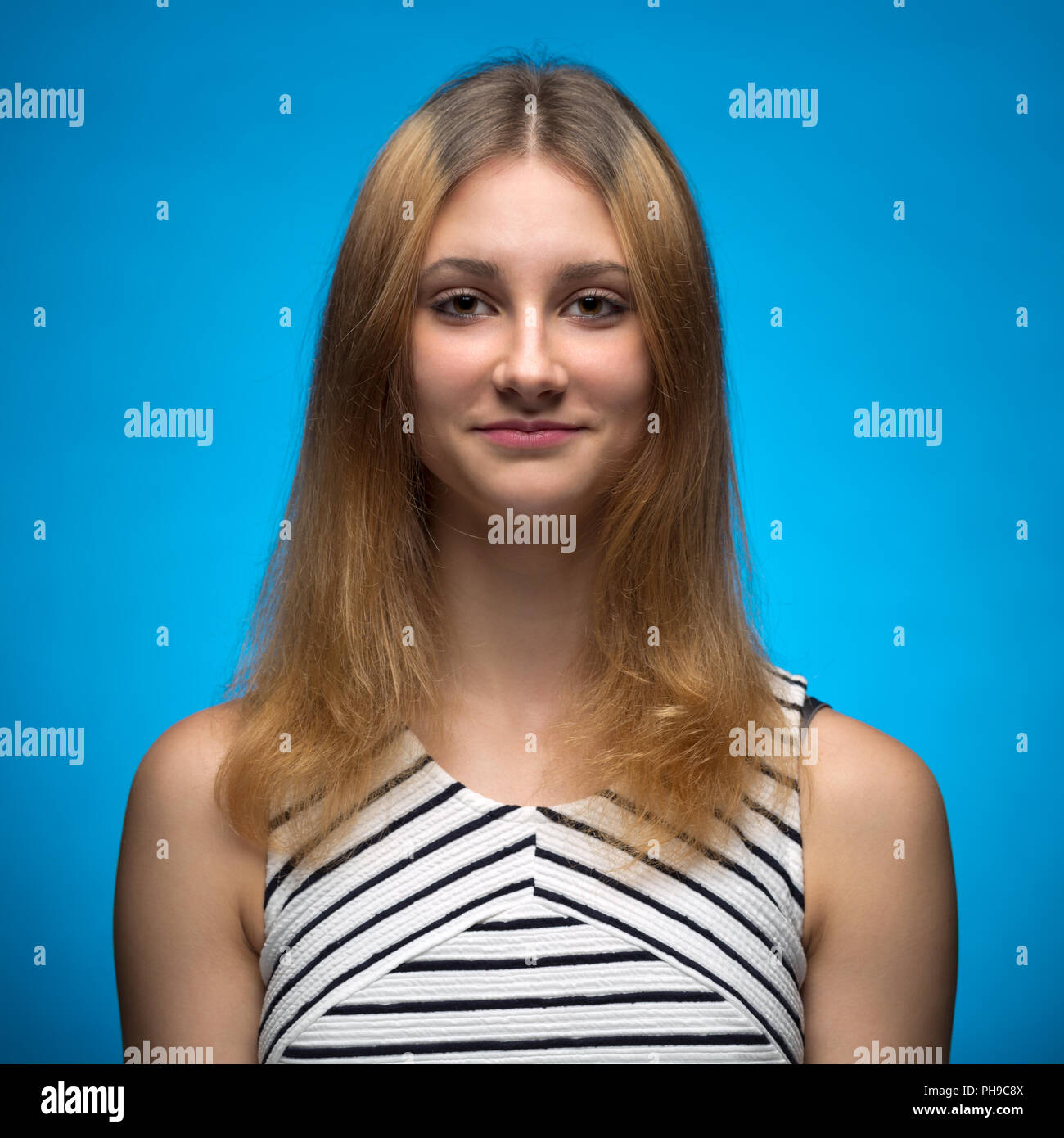 Portrait d'une jeune fille de l'adolescence dans le studio Banque D'Images