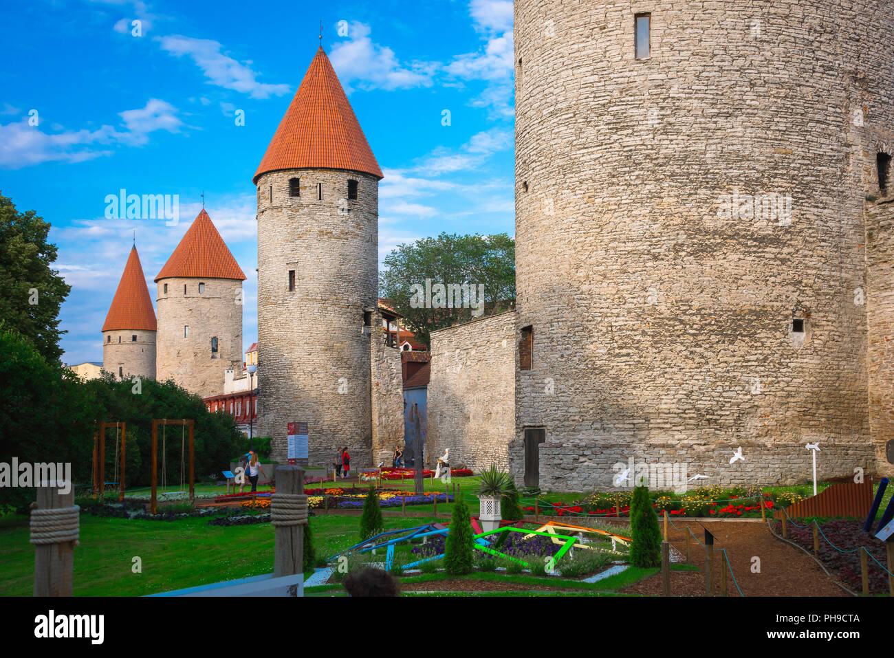 Mur de Tallinn, vue sur la ville et les jardins du parc vers la Basse-ville mur reliant une série de tours médiévales dans le centre de Tallinn, Estonie. Banque D'Images