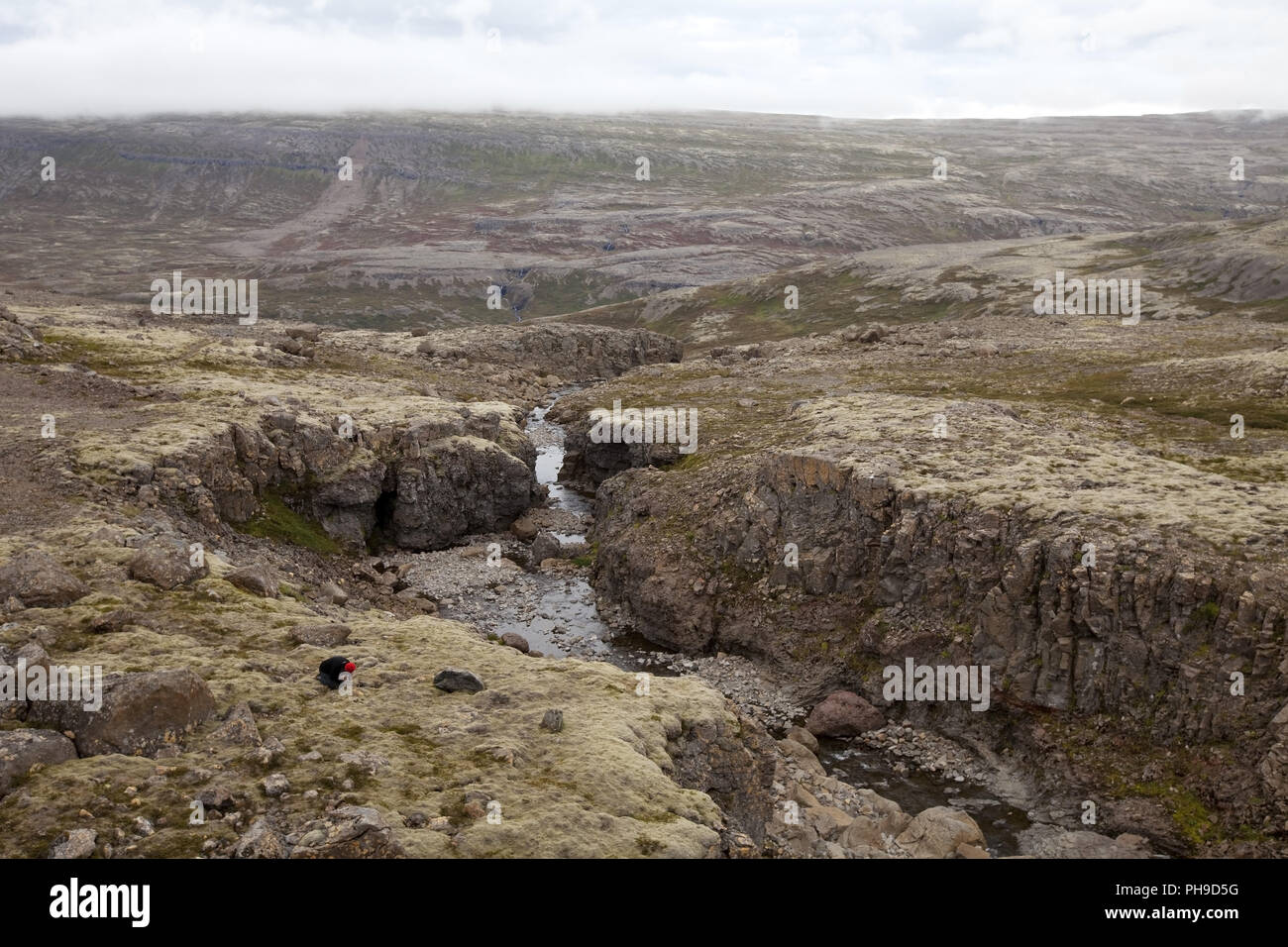 Une personne dans paysage de Kleifaheidi, Westfjorde, Islande Banque D'Images