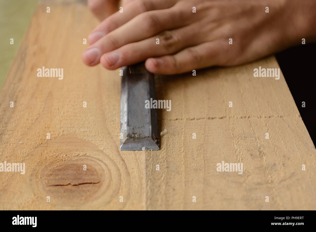 La menuiserie travaillant avec des ciseaux une planche en bois - close-up Banque D'Images