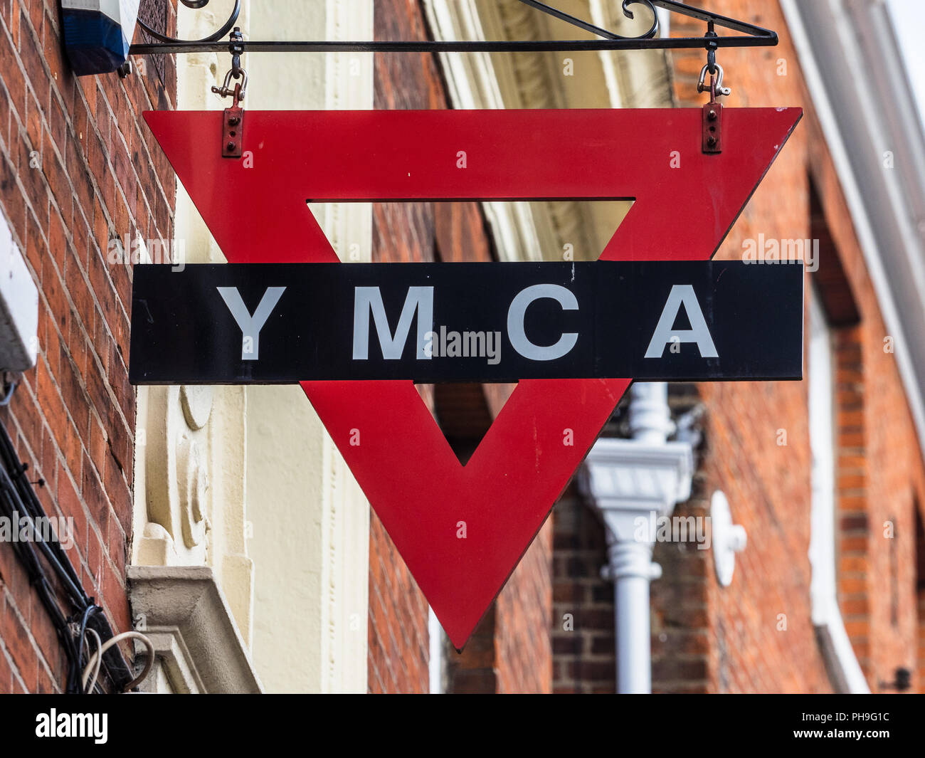 - Signe du YMCA Le YMCA traditionnelle signer Logo à l'YMCA Hostel dans le centre de Norwich Banque D'Images