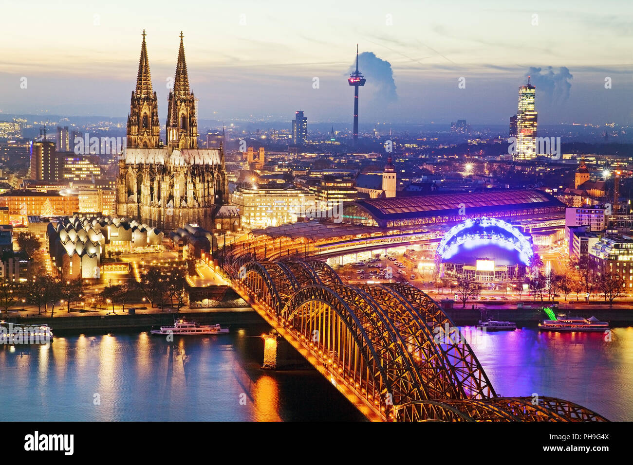 Cathédrale de Cologne avec la ville et sur le pont au coucher du soleil du Rhin, Cologne, Germany, Europe Banque D'Images