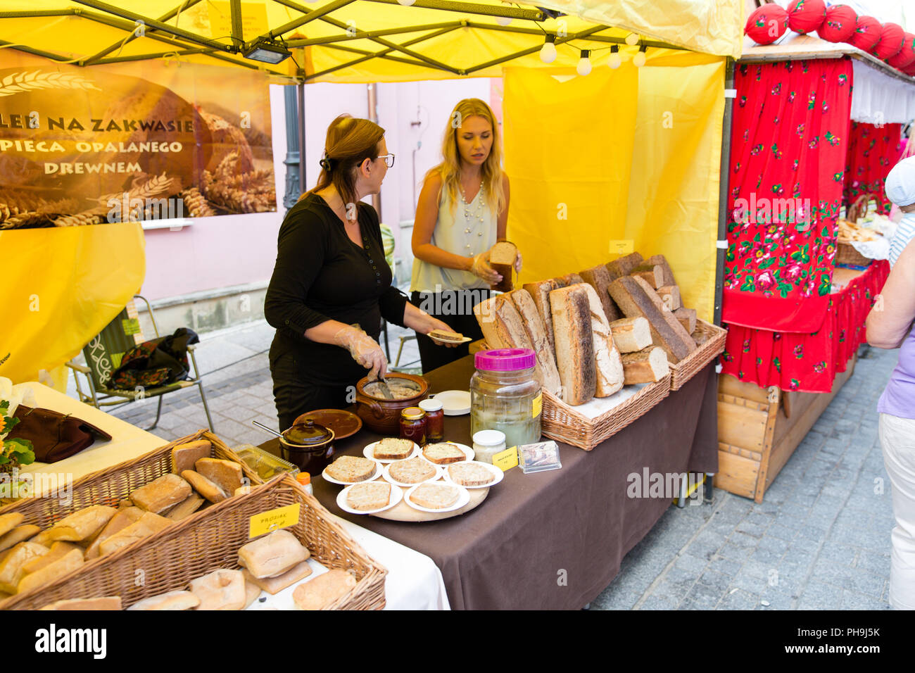 Encore marché proposant des sandwiches pain biologique et de saindoux avec concombres au marché de rue à Krosno, Pologne Banque D'Images