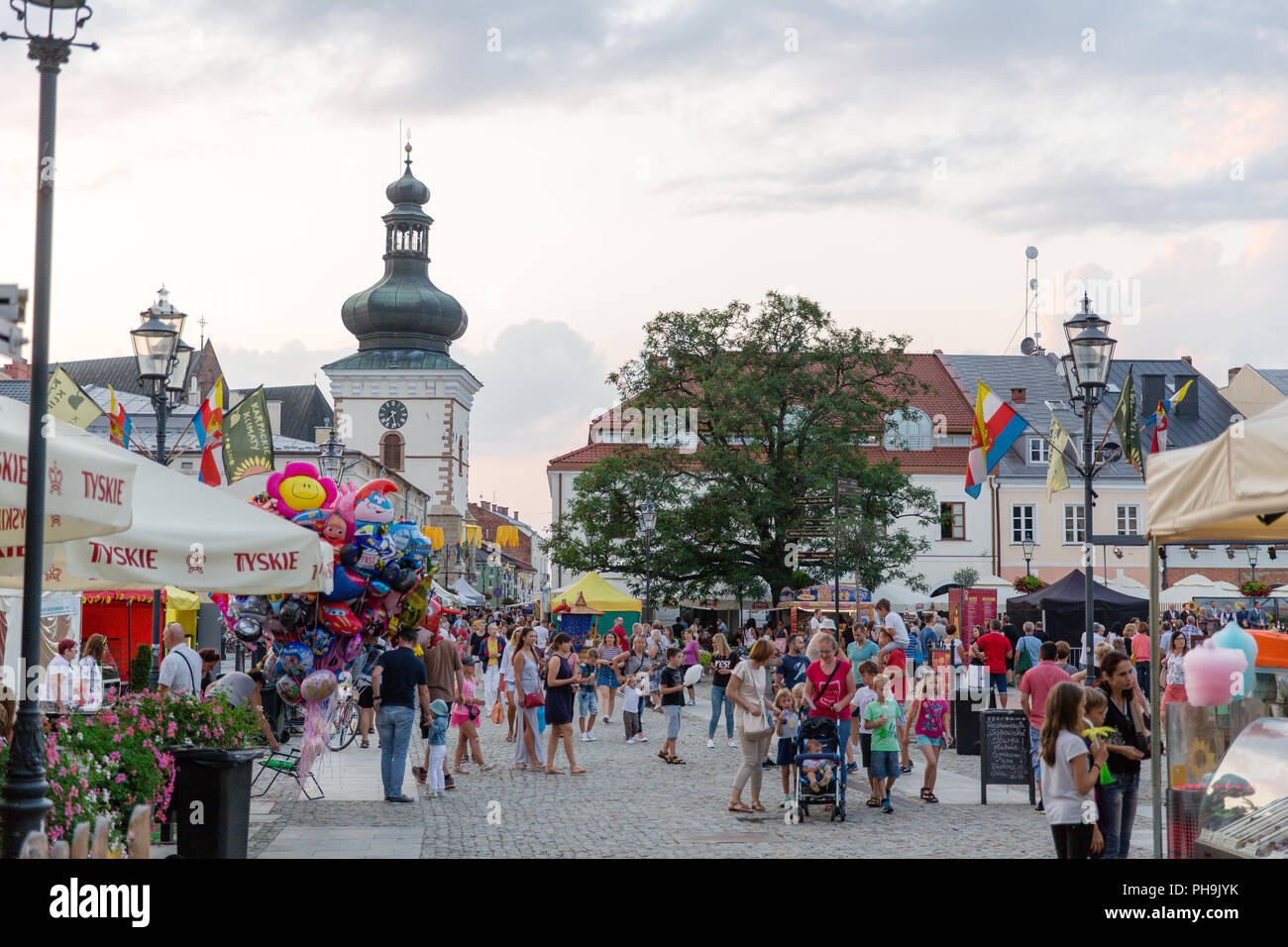 La foule à la place principale de Berlin au cours de la chaîne des Carpates Festival climats. Krosno, Pologne Banque D'Images