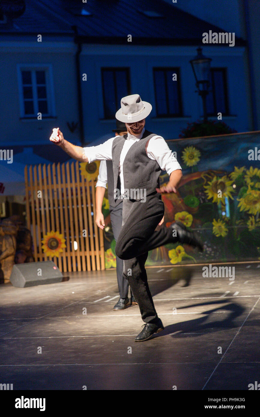 Groupe de danse folklorique hongrois danser sur scène lors de la manifestation culturelle internationale climats Des Carpates à Krosno, Pologne Banque D'Images