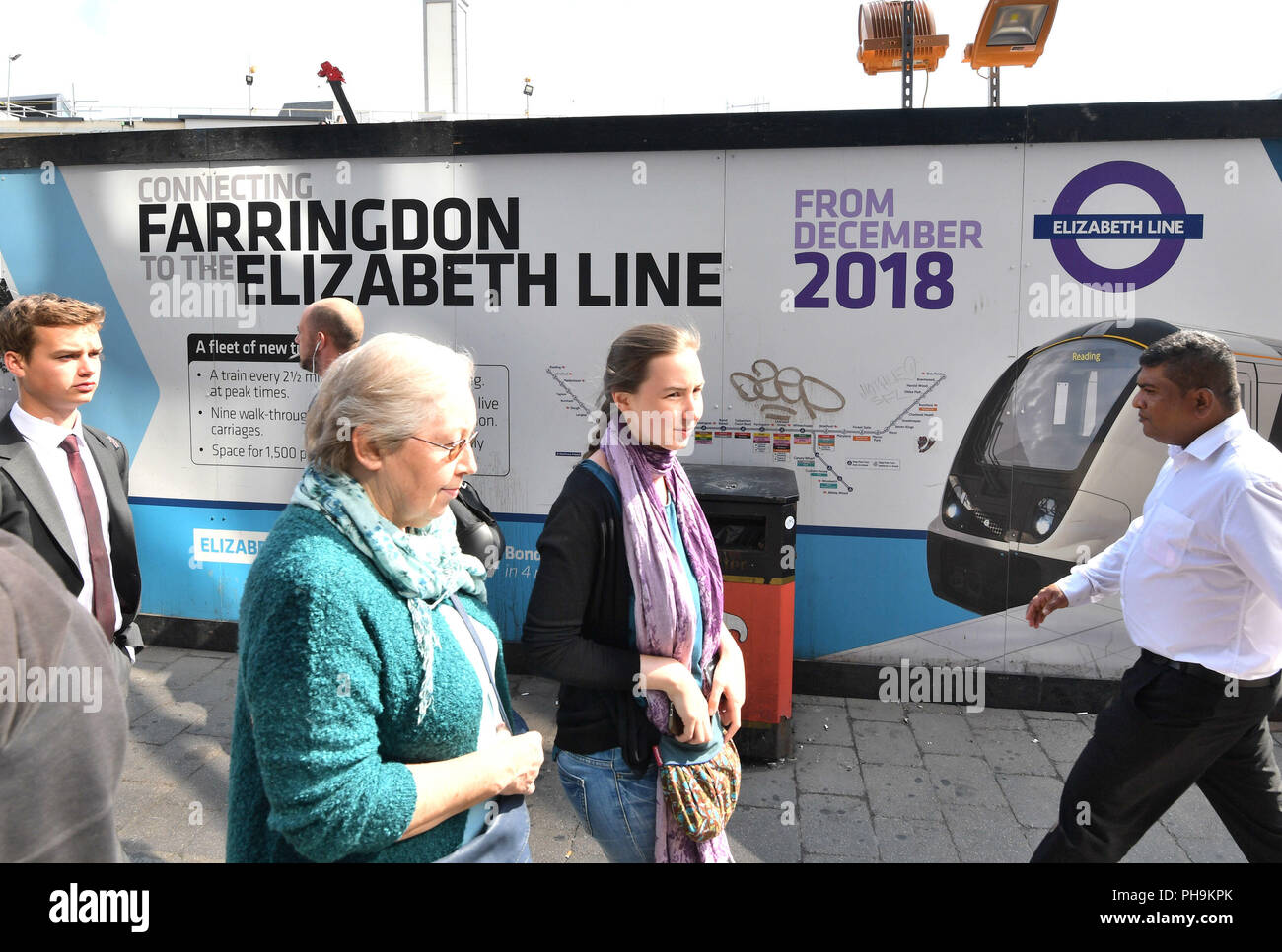 Les navetteurs à pied aux côtés de Londres de neuf service ferroviaire est-ouest à Farringdon, comme traverse ont annoncé qu'ils ne manquez pas la date d'ouverture Décembre et services sera retardée jusqu'à l'automne 2019. Banque D'Images