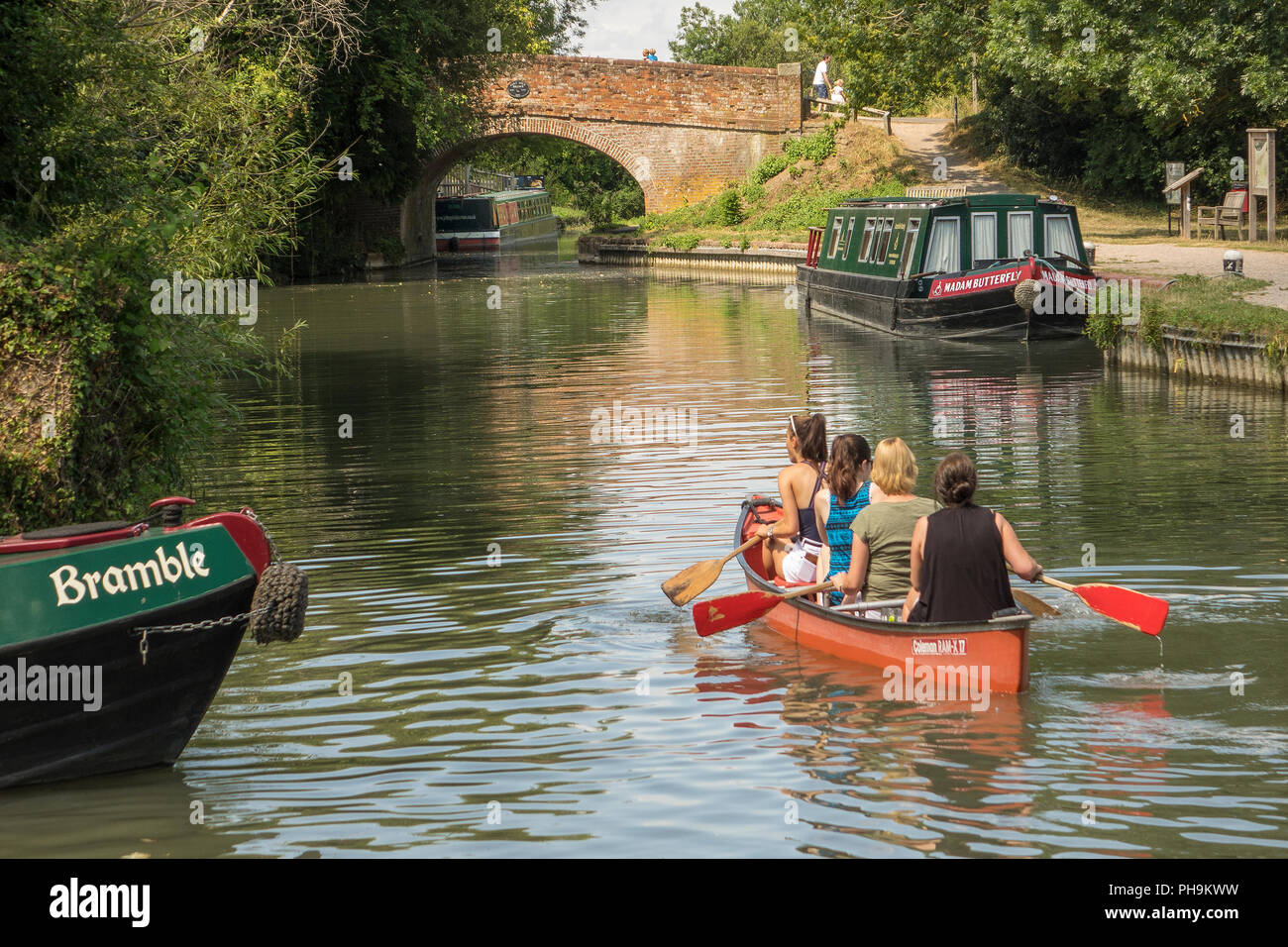 L'Angleterre, dans le Hampshire, Odiham, Basingstoke canal à Colt Hill bridge Banque D'Images