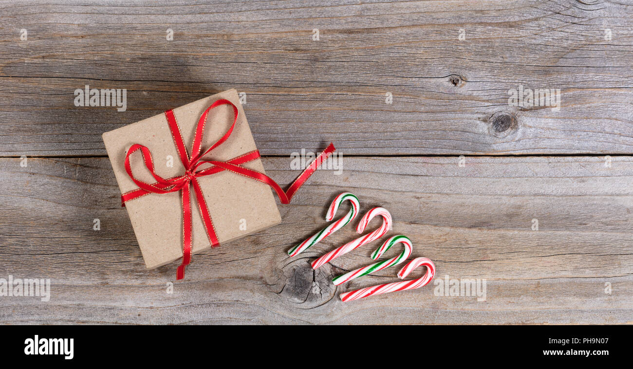 Holiday Gift box et des cannes de bonbon sur planches de bois rustique Banque D'Images