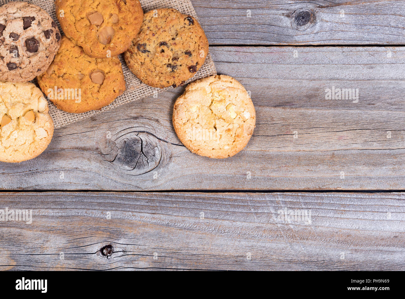Variété de biscuits cuits sur serviette prêt à manger Banque D'Images