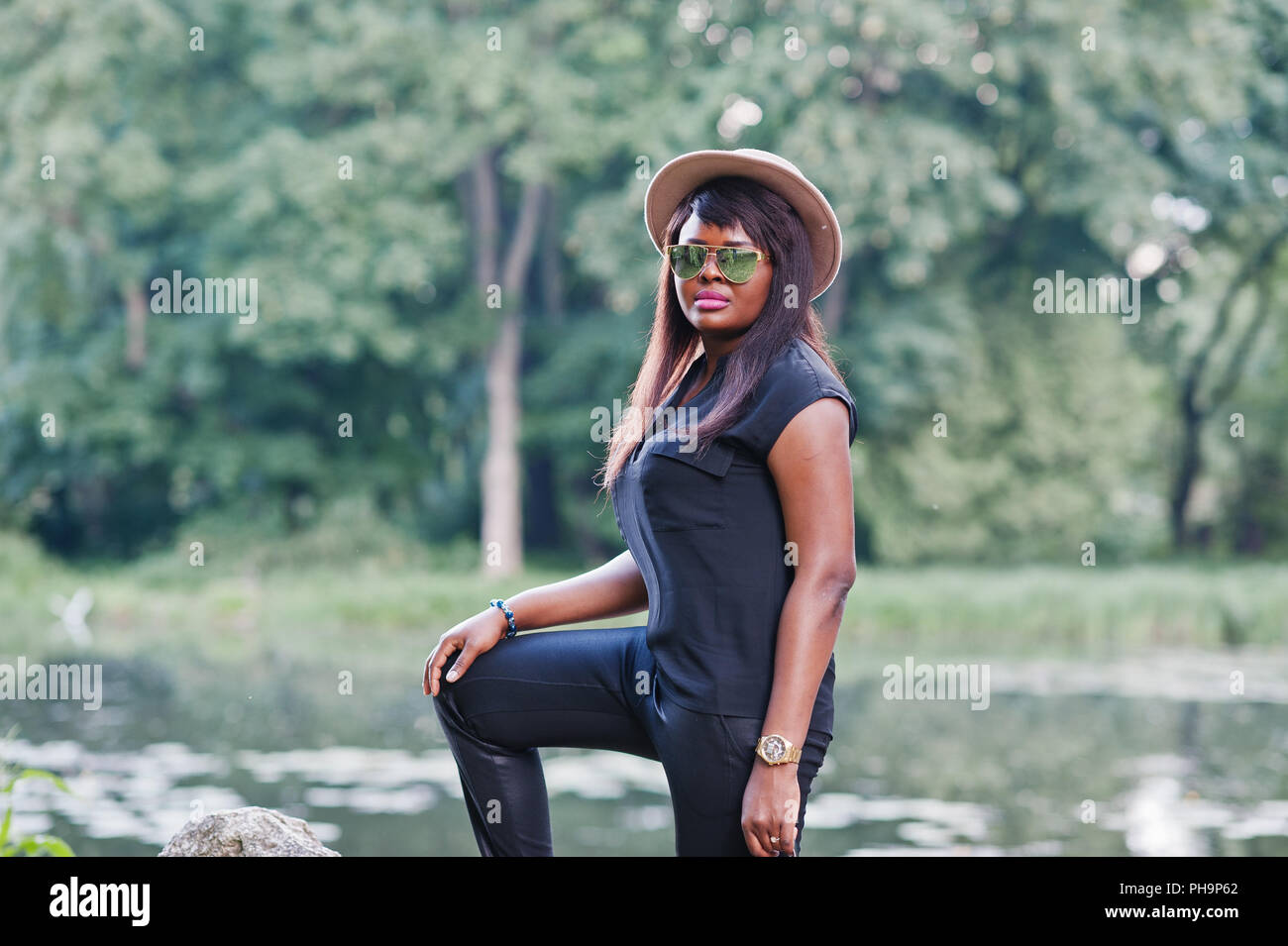 African American Woman dodus à chapeau et des lunettes Banque D'Images