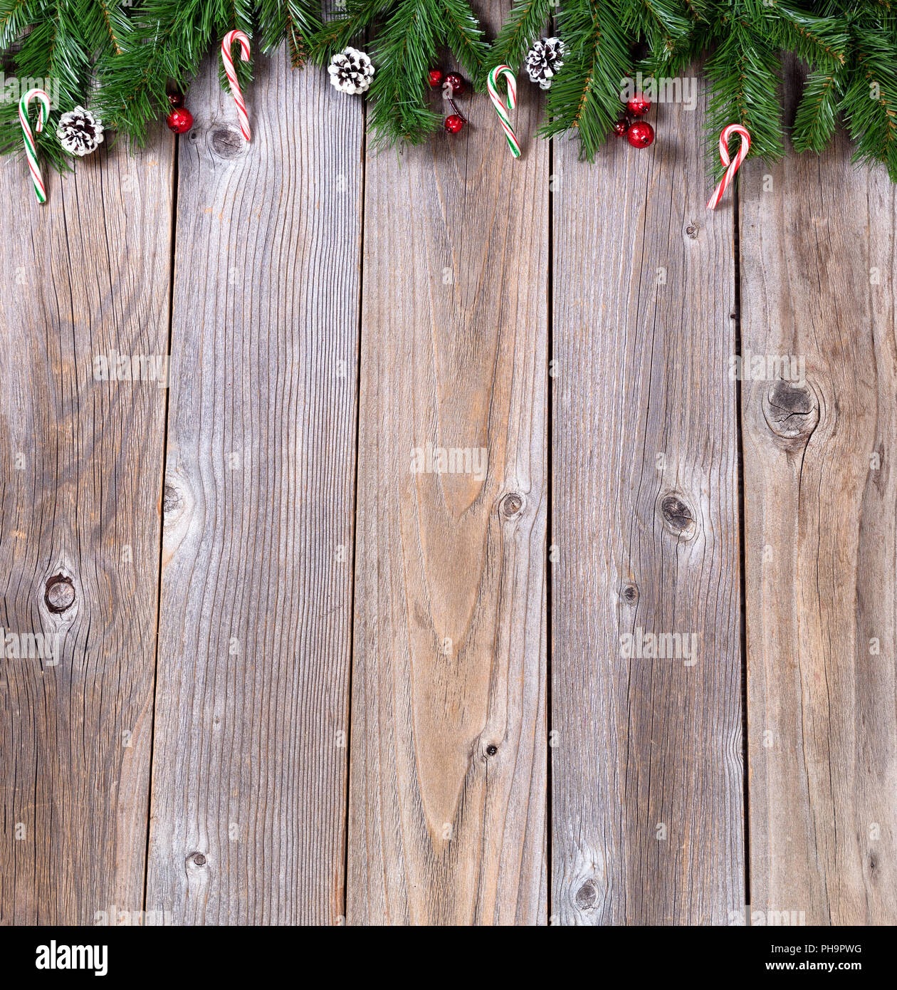 Panneaux en bois rustique avec des branches de sapin pour Noël concept Banque D'Images