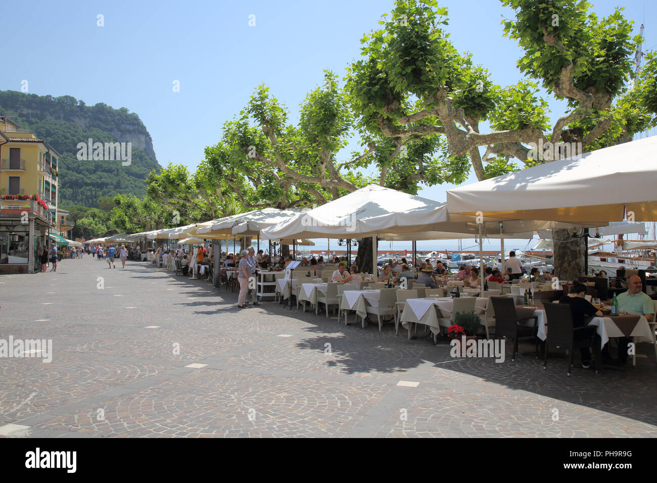 Café au bord du lac de garde sur les rives du lac de garde italie Banque D'Images