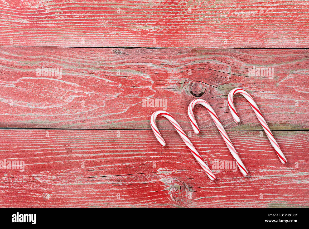 Les planches de bois rouge rustique avec des cannes de bonbon pour des décorations de Noël Banque D'Images