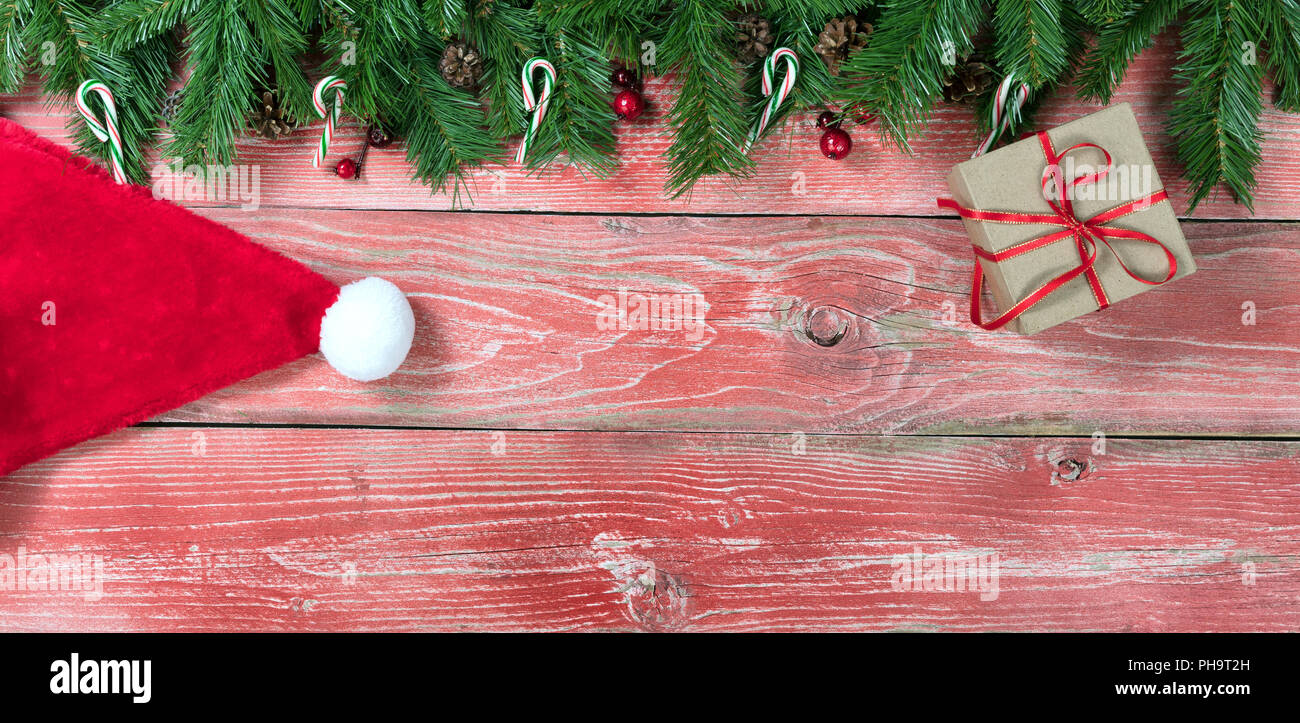 Les planches de bois rouge rustique avec des décorations de Noël Banque D'Images