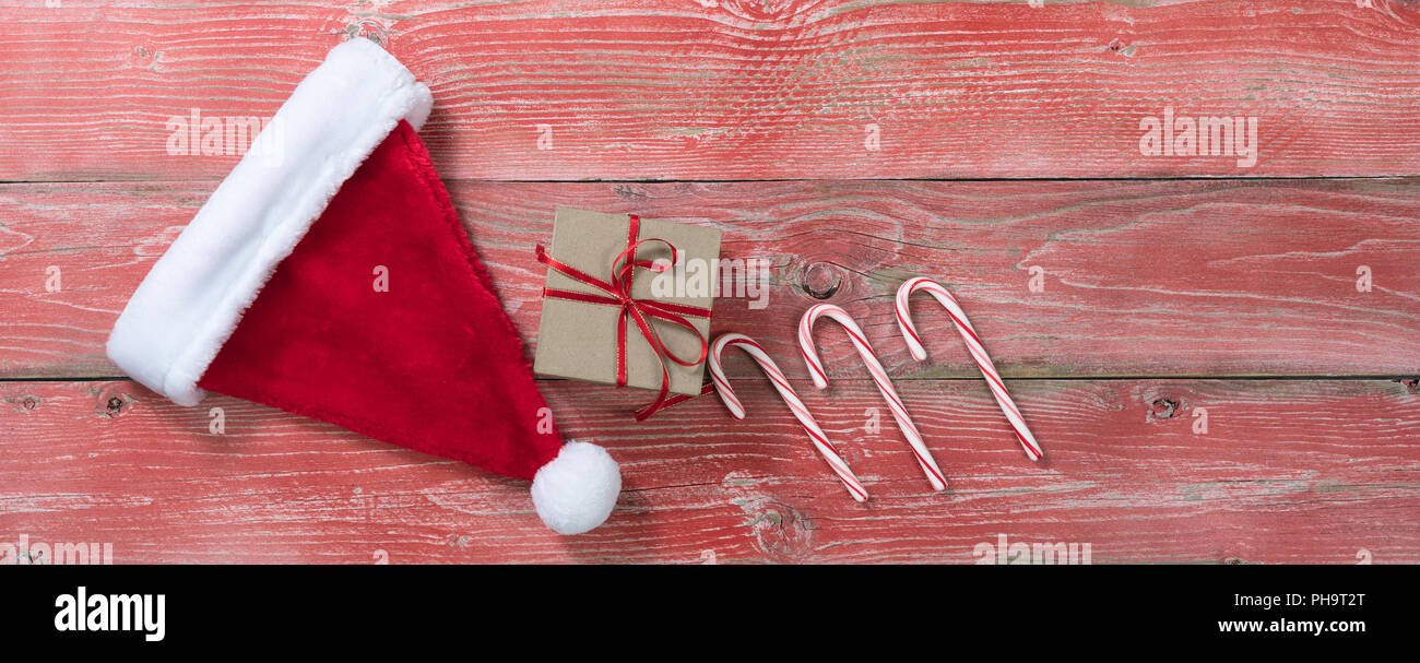 Les planches de bois rouge rustique avec cadeau et autres décorations de Noël Banque D'Images