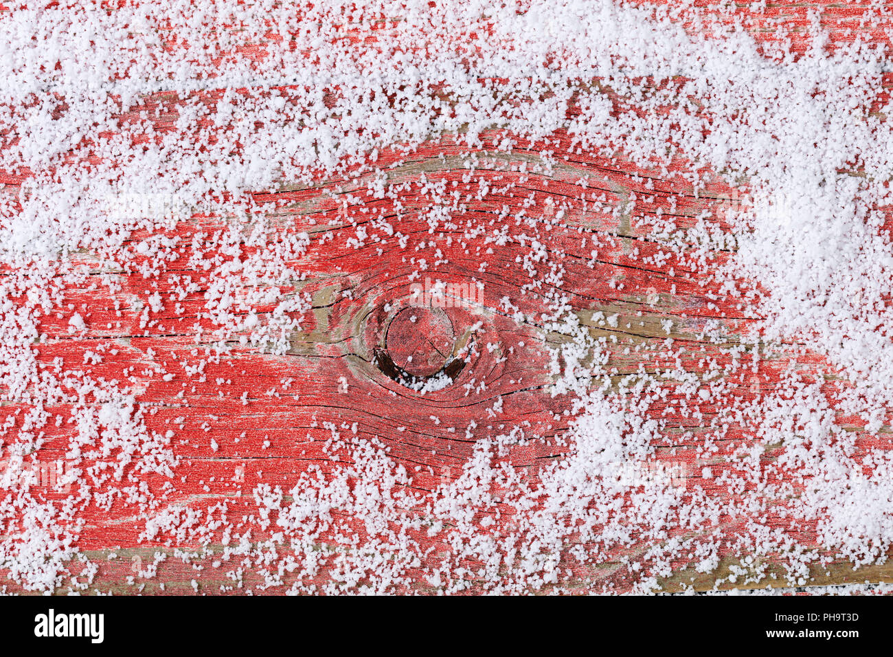 Rustique en bois rouge neige Banque D'Images
