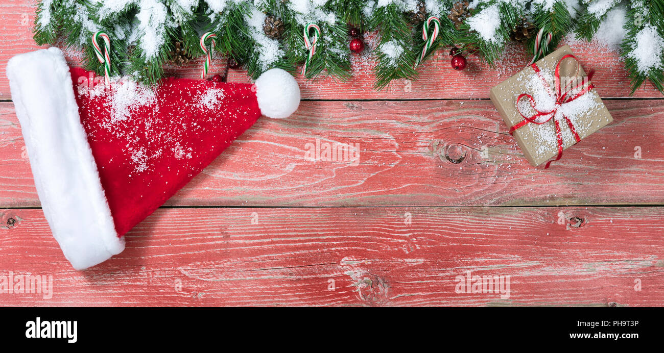 Rustique en bois enneigés rouge avec des décorations de Noël Banque D'Images