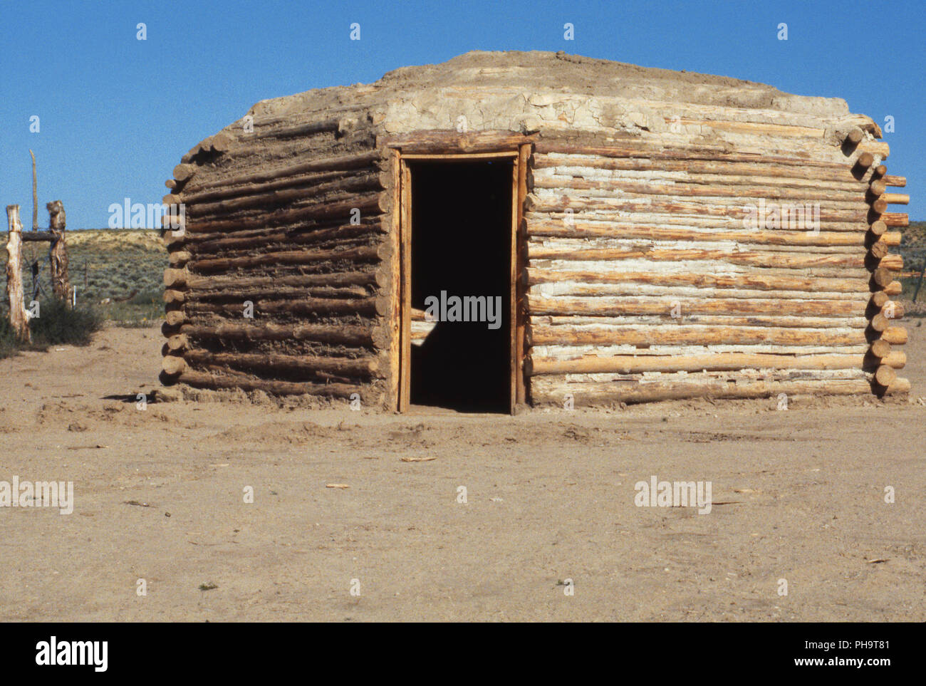 Hogan Navajo traditionnel avec est sur un porte, nord-ouest du Nouveau Mexique. Photographie Banque D'Images