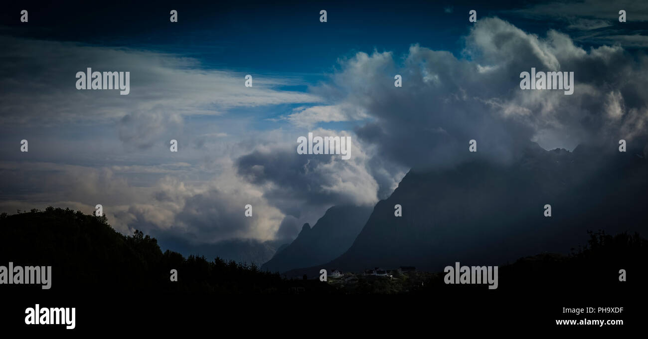 Jour de tempête dans les îles Lofoten, Norvège. Banque D'Images