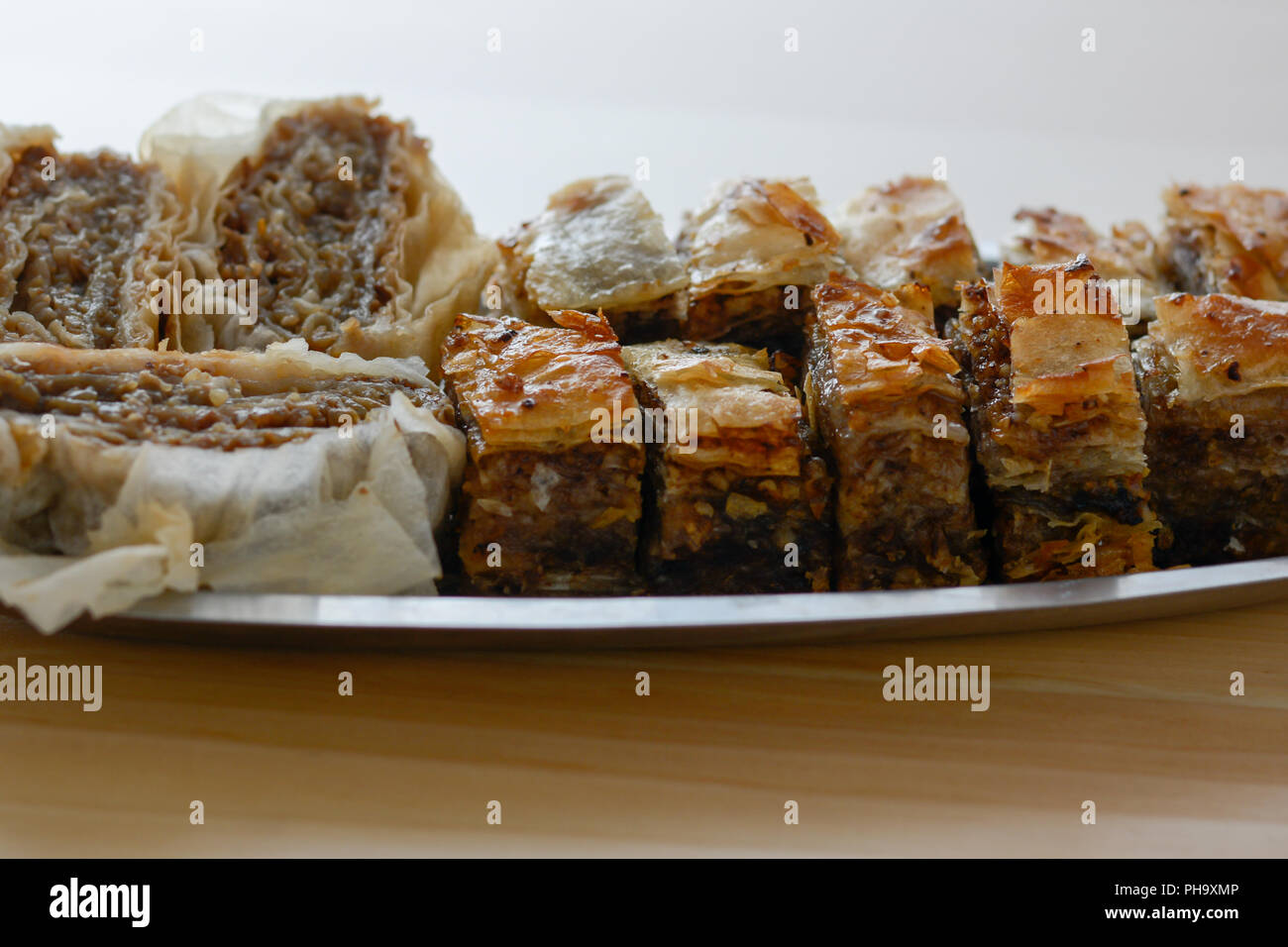 Baklava Gateau Serbe Traditionnel Organise Sur Plaque Metallique Photo Stock Alamy