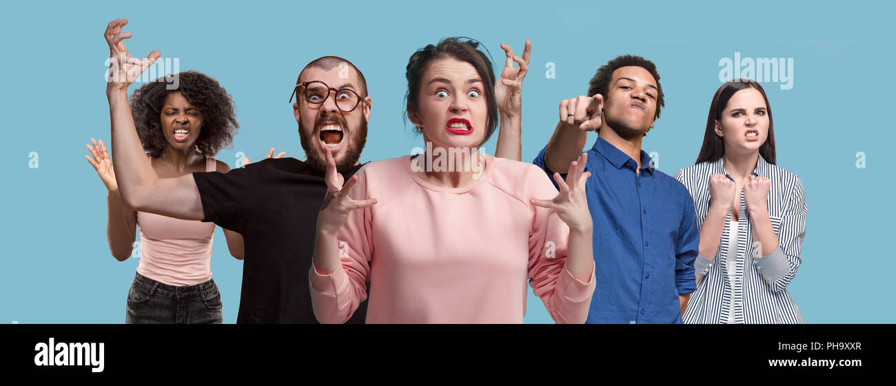 De quoi s'agit-il. Portrait de l'homme et de la femme isolé sur fond studio bleu. La colère. Les jeunes, émotionnel, en colère, peur personnes regardant la caméra. Les émotions humaines, l'expression faciale concept. Couleurs tendance. bouche ouverte Banque D'Images