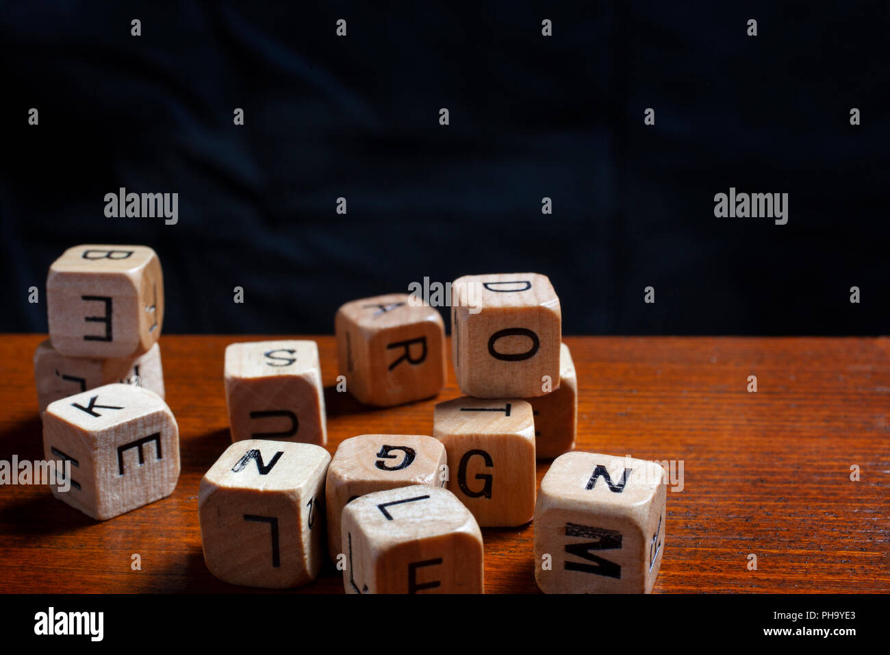 Lettre en bois - concept dyslexie dés Banque D'Images