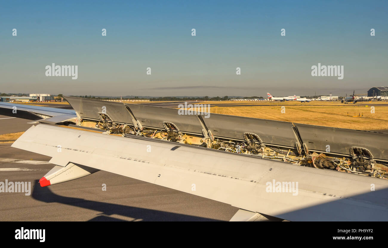 Vue rapprochée des aérofreins complètement ouvert sur l'aile d'un jet de passagers après l'atterrissage. Banque D'Images