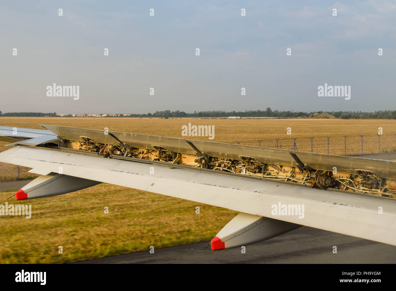Freins à air sur l'aile d'un avion de ligne à l'essai pendant le roulage avant le décollage. Banque D'Images