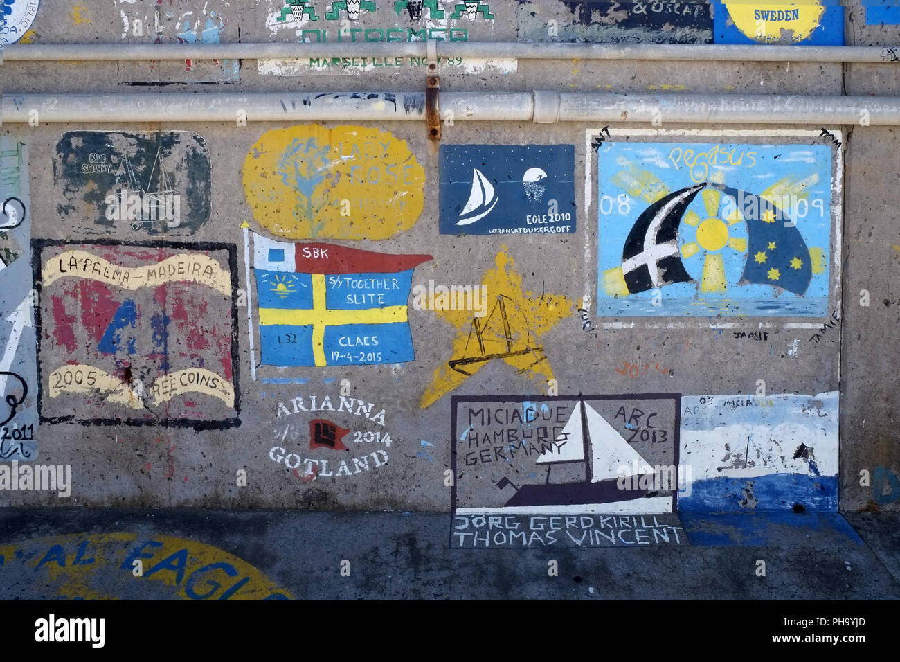 Logos des marins sur le mur du port de Funchal Banque D'Images