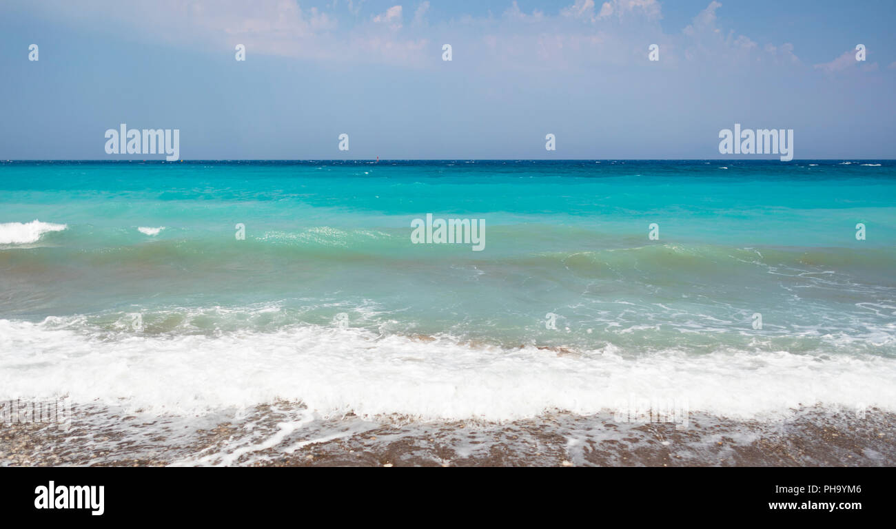 Sur l'île de Rhodes en Grèce, l'Europe, l'eau de mer a une teinte bleu azur et turquoise. Banque D'Images