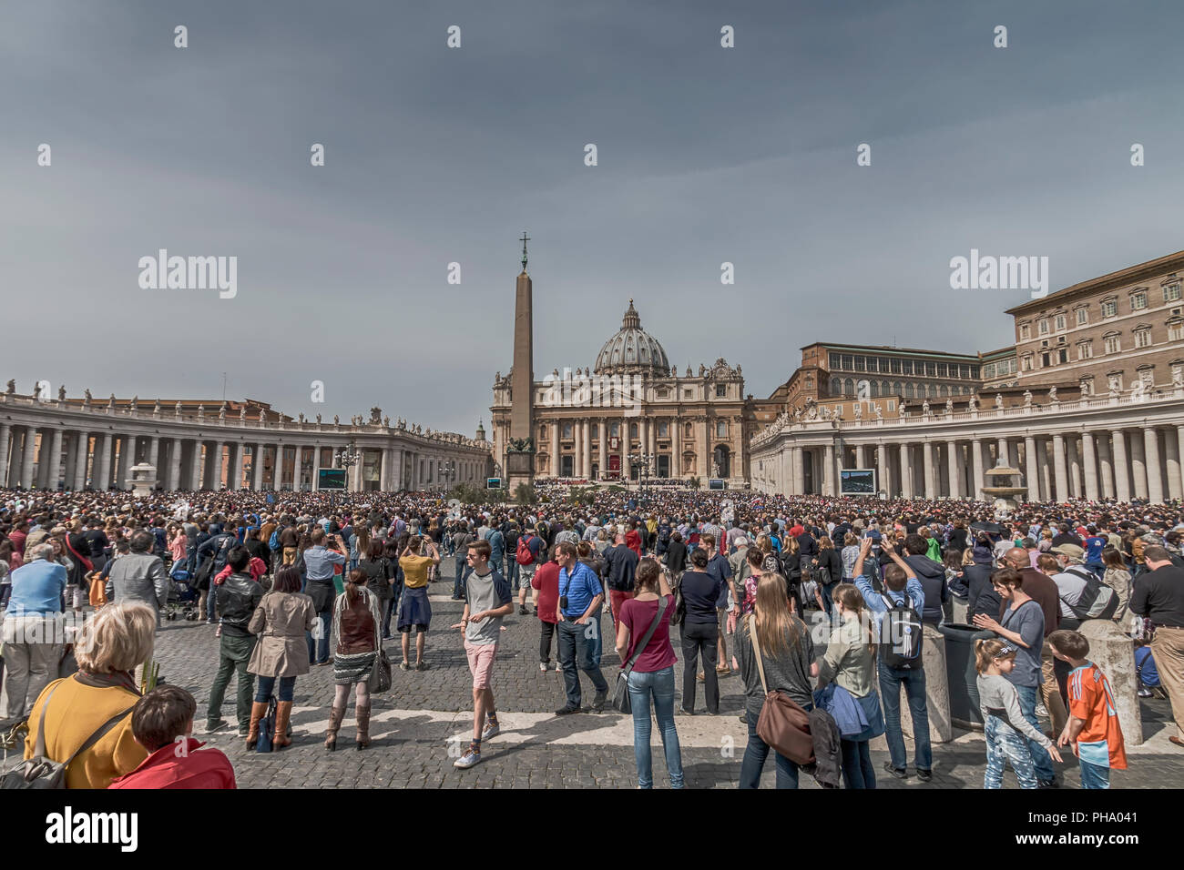 Rome, le 13 avril 2014 : de nombreux fidèles remplir la place Saint Pierre le dimanche des rameaux pendant la bénédiction eucharistique du Pape François. 13 avril 2014, l'Ec du Vatican Banque D'Images Rome, le 13 avril 2014 : de nombreux fidèles remplir la place Saint Pierre le dimanche des rameaux pendant la bénédiction eucharistique du Pape François. 13 avril 2014, l'Ec du Vatican Banque D'Images