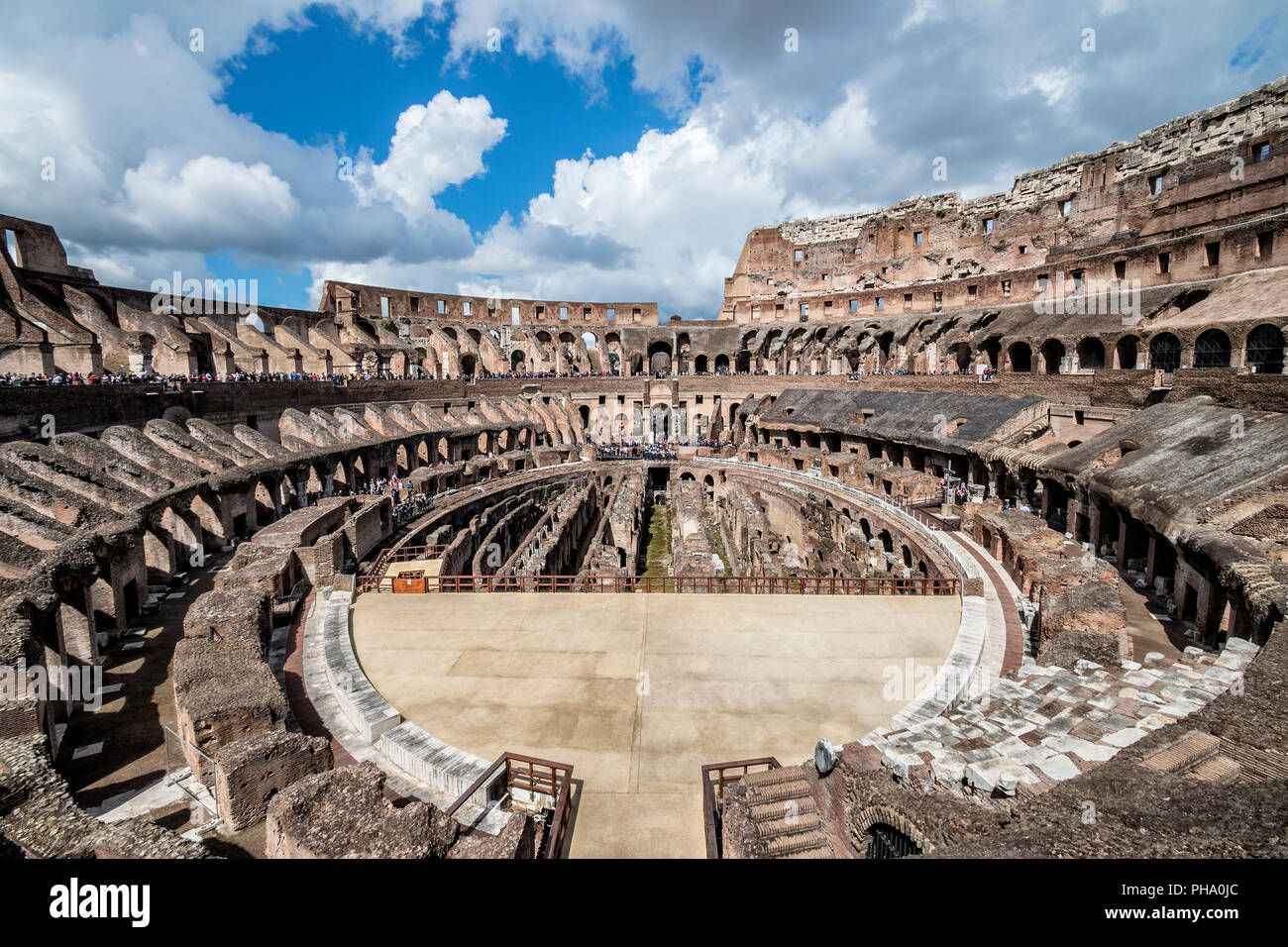 Rome, Italie - 1 mai 2016 : l'intérieur du Colisée, l'amphithéâtre Flavien, est un amphithéâtre romain le plus important, et le plus imposant monument Banque D'Images