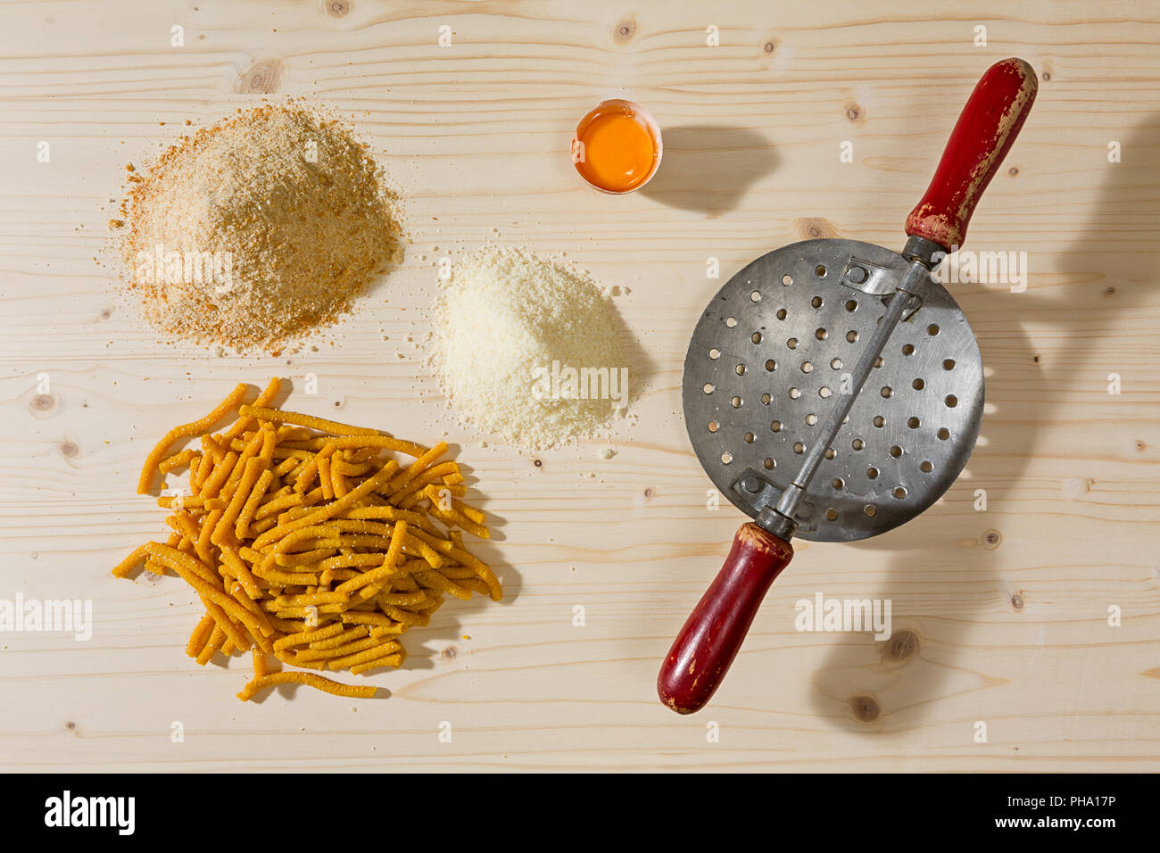 Passatelli, pâtes italiennes et les ingrédients d'origine sur un fond de bois Banque D'Images