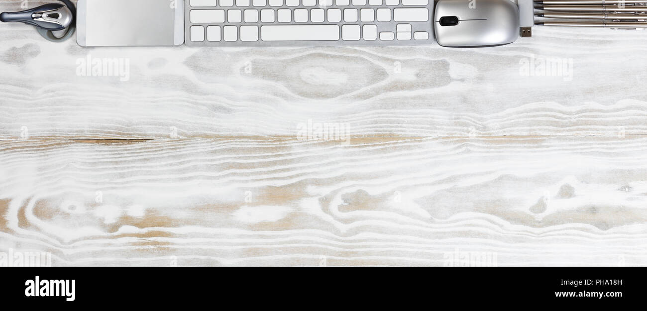 Bordure supérieure de la technologie moderne sur les planches de bois blanc Banque D'Images