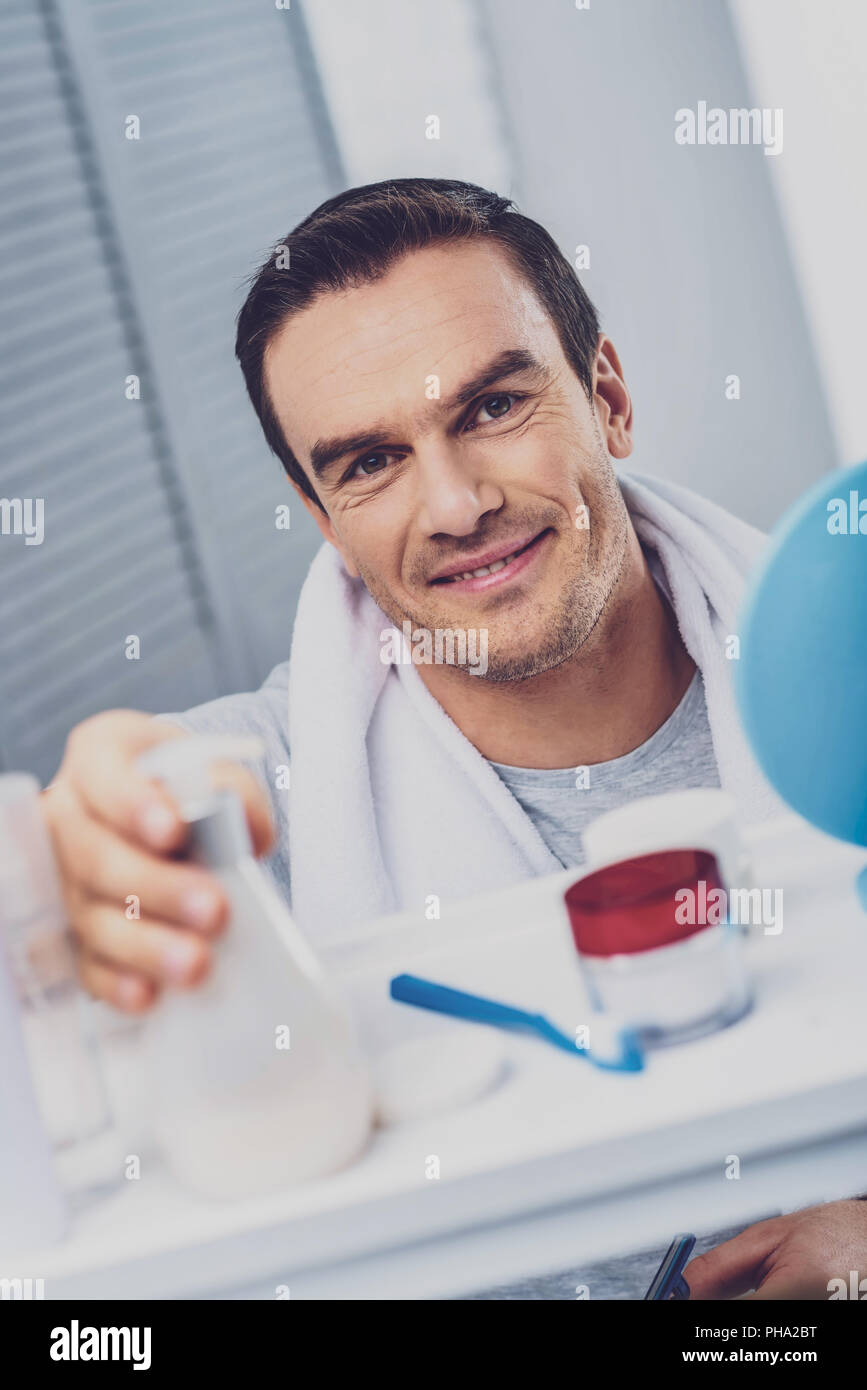 Smiling man wearing pajama debout dans la salle de bains Banque D'Images