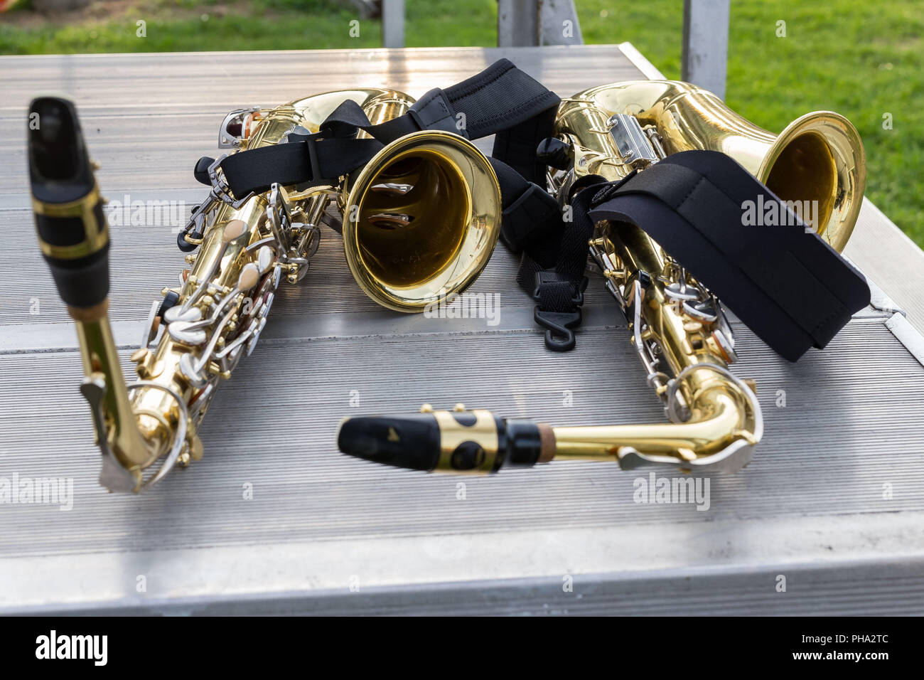 Deux saxophones alto se reposer pendant une pause d'un soir de bande rehearsal Banque D'Images