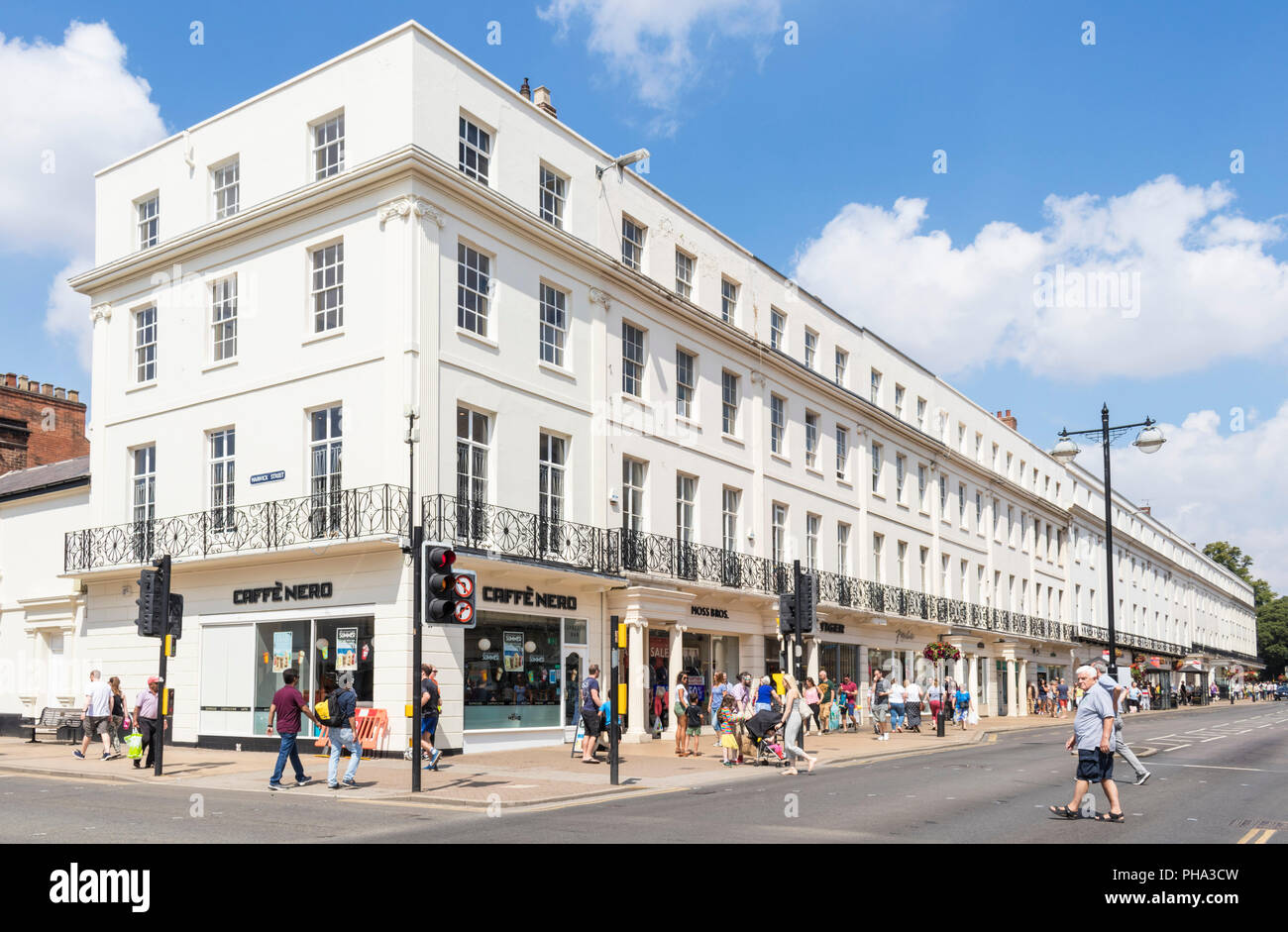 Leamington spa Royal Leamington spa magasins du centre-ville et les gens des magasins la parade Leamington Spa Warwickshire Angleterre uk go période de régence Banque D'Images