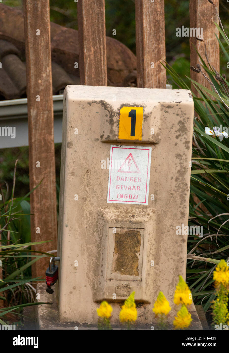 En vue de face d'une petite boîte d'électricité sur le côté de la route Banque D'Images