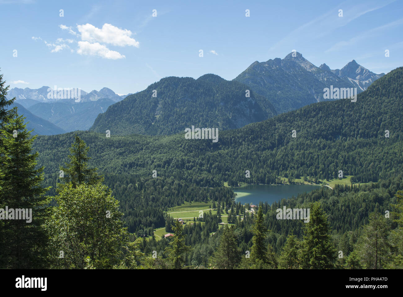 Lac de montagne appelé Lautersee, Mittenwald, Bavière, Allemagne Banque D'Images