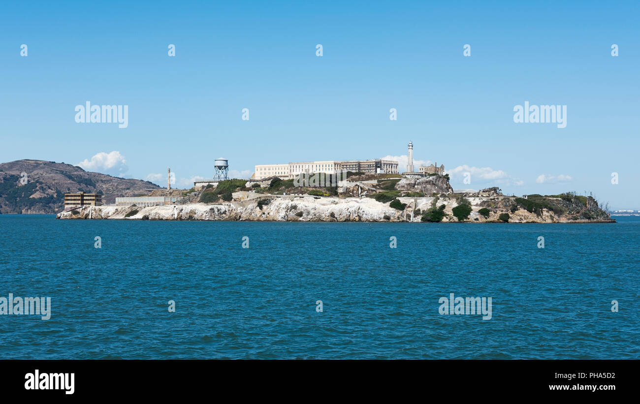 L'île d'Alcatraz, vue de la baie de San Francisco, face à l'Est, côté long, de la célèbre prison fédérale abandonnées, maintenant un musée ouvert au public et des visites Banque D'Images
