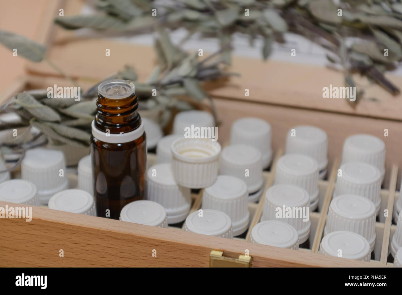 Certaines bouteilles en verre dans une boîte en bois - close-up Banque D'Images