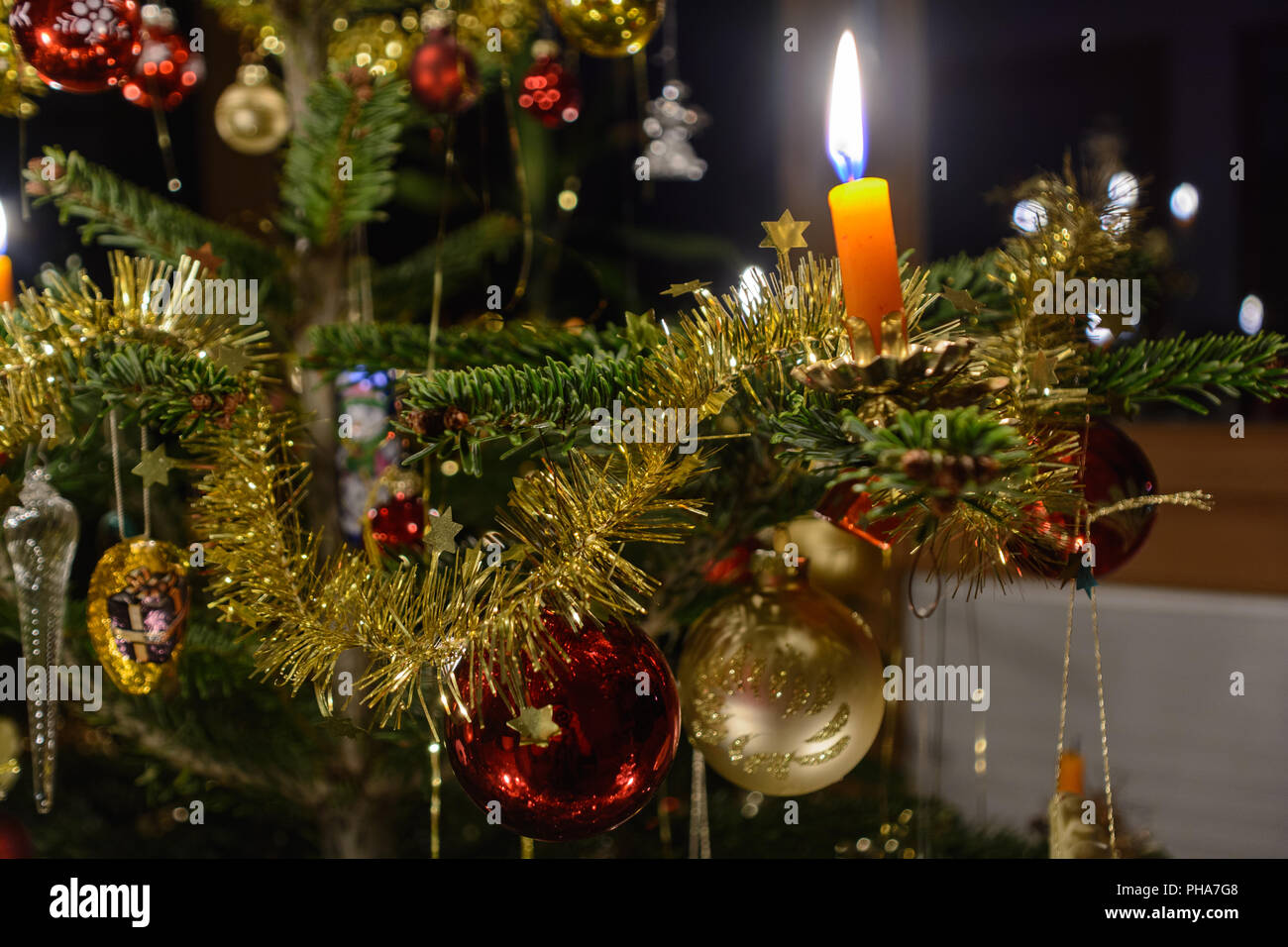 L'arbre de Noël d'entrain et de gravure bougie sapin de Noël - close-up Banque D'Images