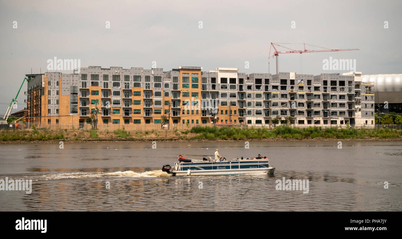 Construction d'immeubles d'appartements, à proximité de la ligne de banlieue, chemin le long de la rivière Passaic dans Harrison, NJ le Samedi, 25 août, 2018. (© Richard B. Levine) Banque D'Images