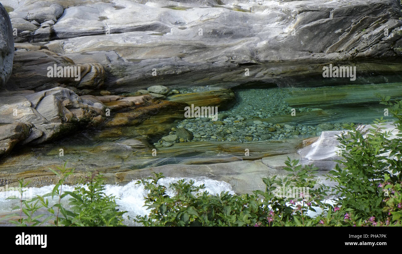 Ruisseau de montagne, rivière Verzasca, Tessin, Suisse Banque D'Images