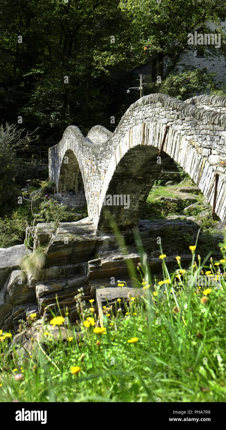Ponte dei Salti (pont romain) à Lavertezzo, Tessin Banque D'Images