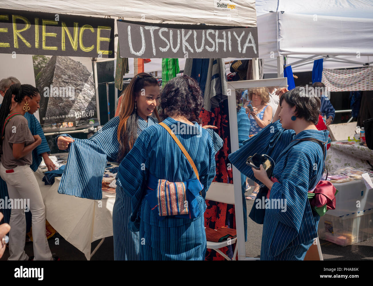 Les visiteurs d'essayer sur des robes traditionnelles japonaises à une foire de rue à New York, le dimanche, 26 août, 2018. (Â© Richard B. Levine) Banque D'Images