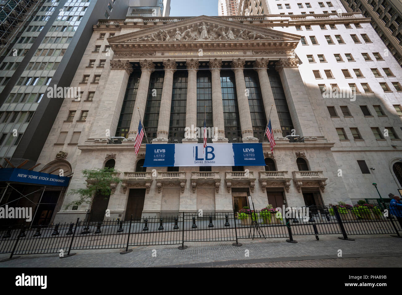 La Bourse de New York dans le Lower Manhattan à New York le mardi 28 août 2018, est décorée avec une bannière pour le niveau Brands Inc. qui inscrit l'année dernière à la bourse Bourse américaine. Président Émérite Kathy Ireland a sonné la cloche d'ouverture. (Â© Richard B. Levine) Banque D'Images