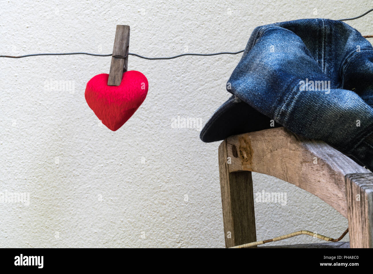 Coeur rouge suspendu sur un fil Banque D'Images